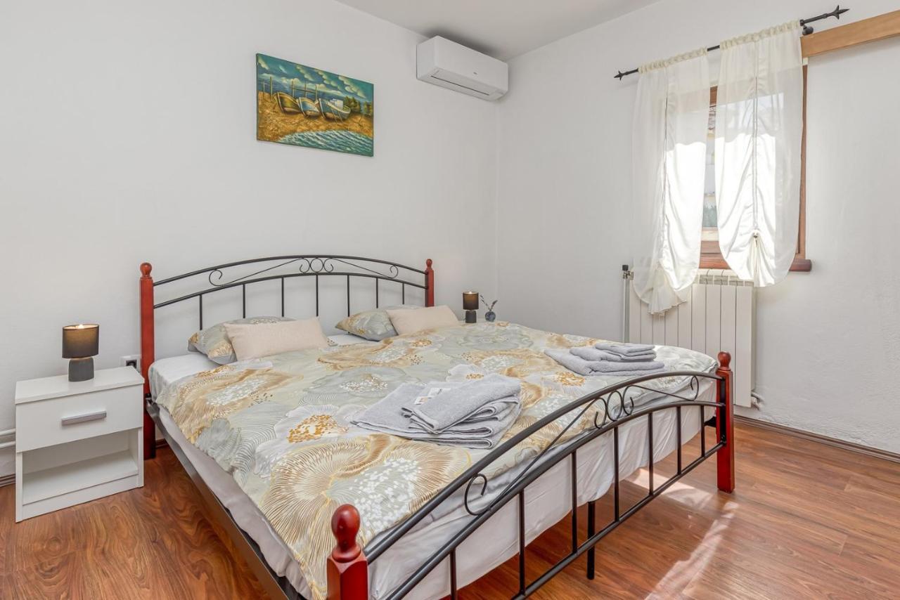 Villa Agatta With Private Pool Smoljanci Luaran gambar