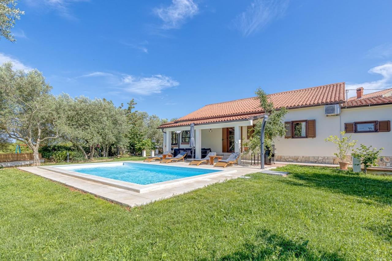Villa Agatta With Private Pool Smoljanci Luaran gambar